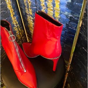 Hello, I am selling BarrII red boots.